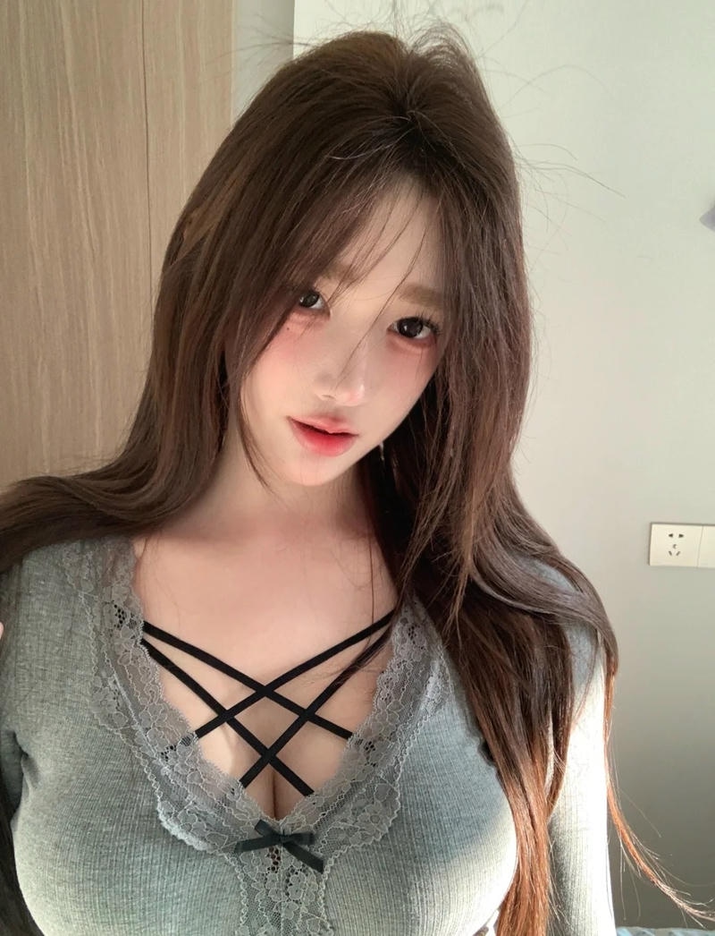 Phong cách streetwear làm nổi bật vibe gái trung ngầu