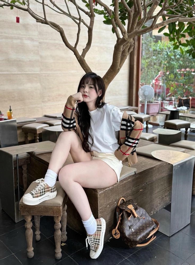 Quần ngắn gái xinh pose dáng ngoài ban công cực xinh