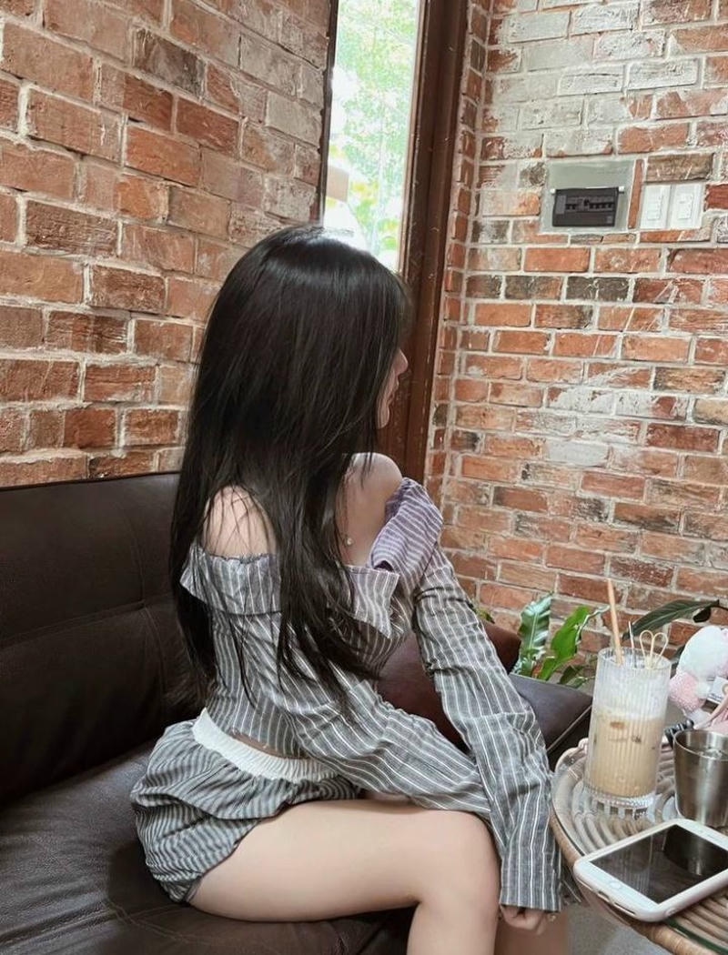 Selfie trước gương tạo cảm giác đời thường tự nhiên