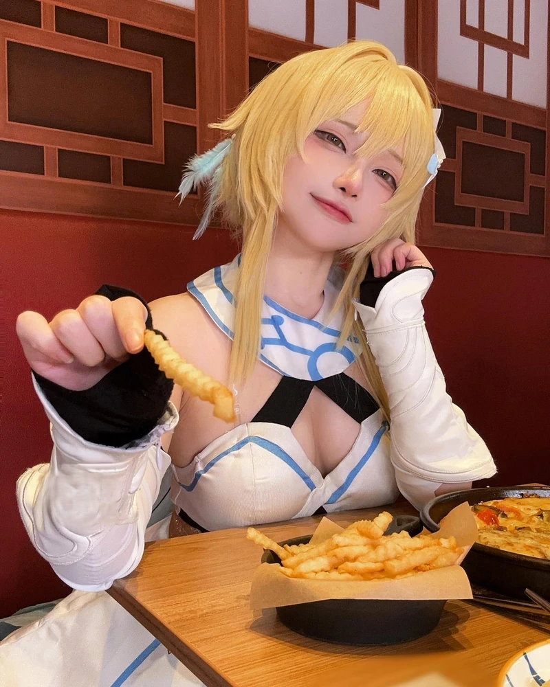 Senyamiku hóa thân nhân vật game nữ cùng outfit cực đẹp