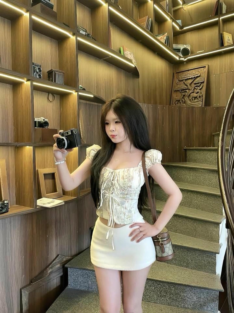 Tóc dài mềm mại kết hợp chiếc váy ngắn mùa hè