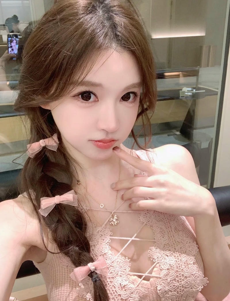 Vẻ ngoài trong trẻo của hotgirl douyin nổi tiếng