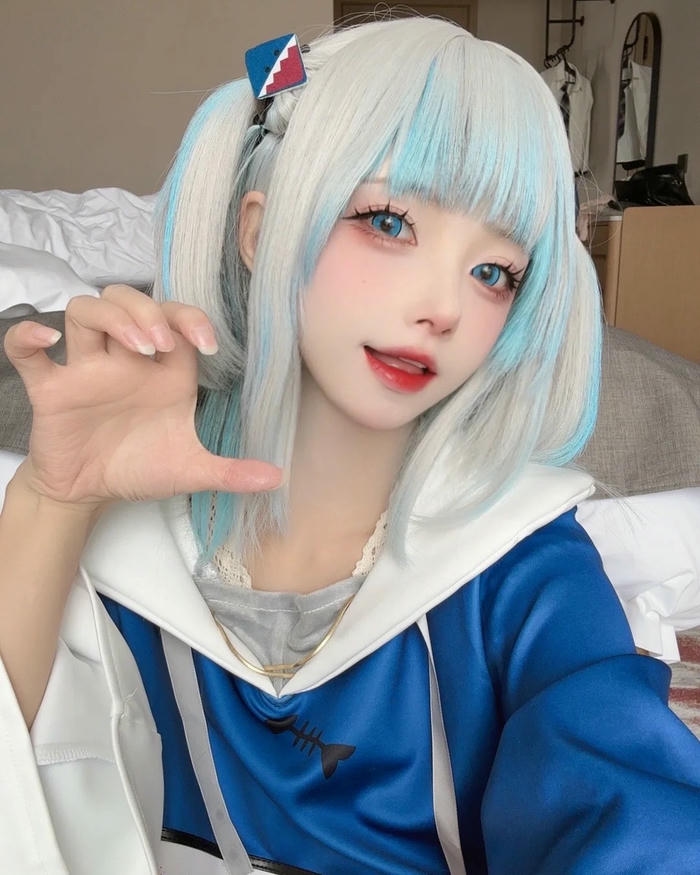 Waifu cá mập làm động tác dọa ma dễ thương ghê
