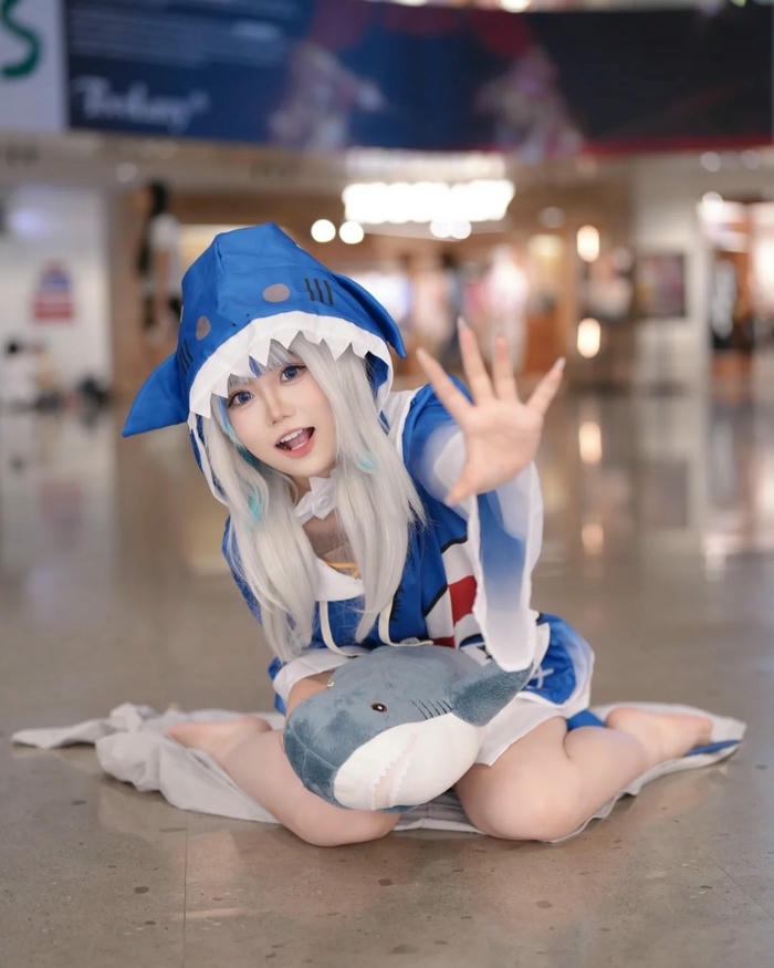 Waifu cá mập nằm sấp trên sàn nhà tạo dáng