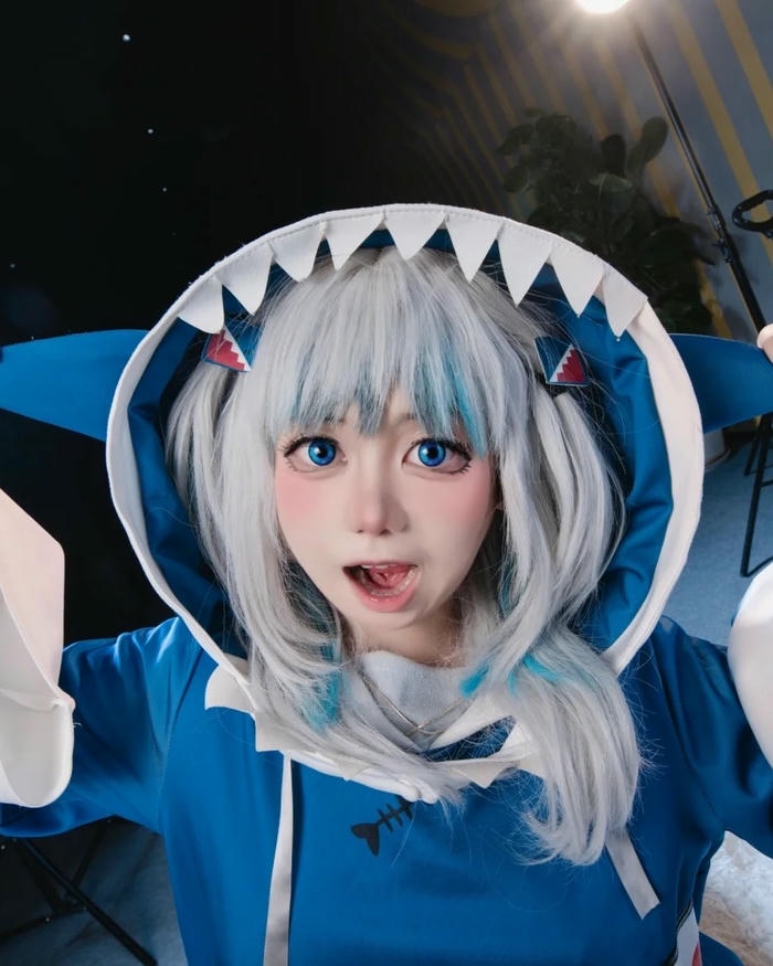 Waifu cá mập thè lưỡi tinh nghịch nhìn vào ống kính