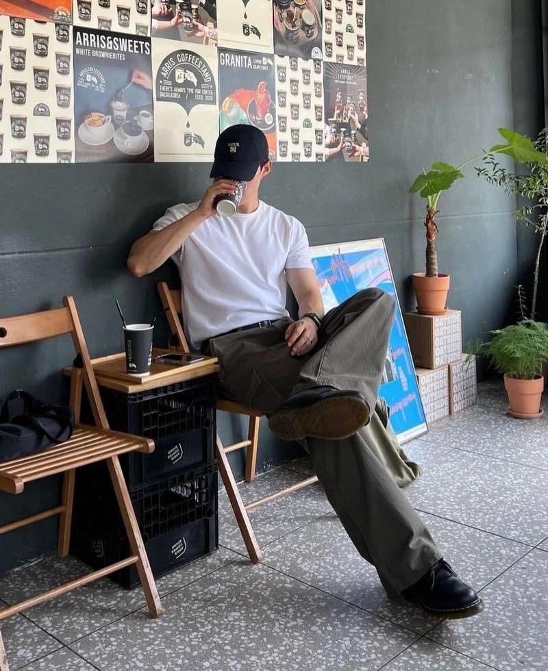 hình trai đẹp trung quốc che mặt cầm ly nước