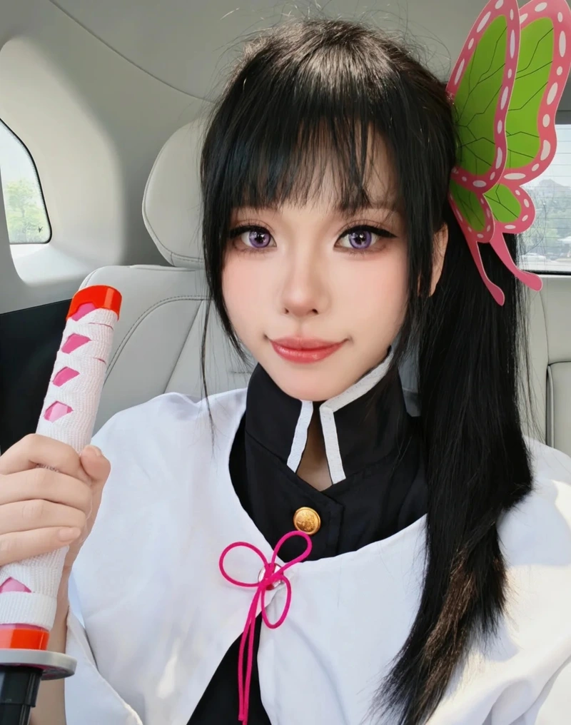 Ảnh Cosplay Kanao với mái tóc đen đặc trưng