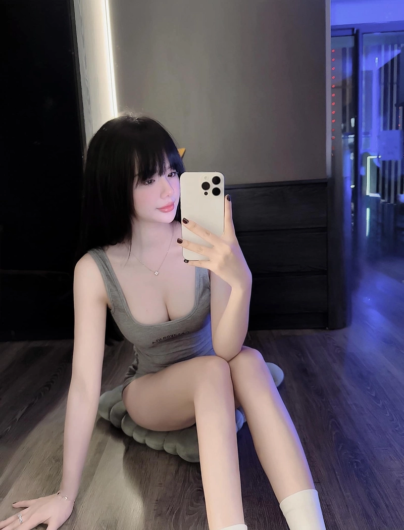 Ảnh cô giáo Hương diện bikini sở hữu thần thái tự tin
