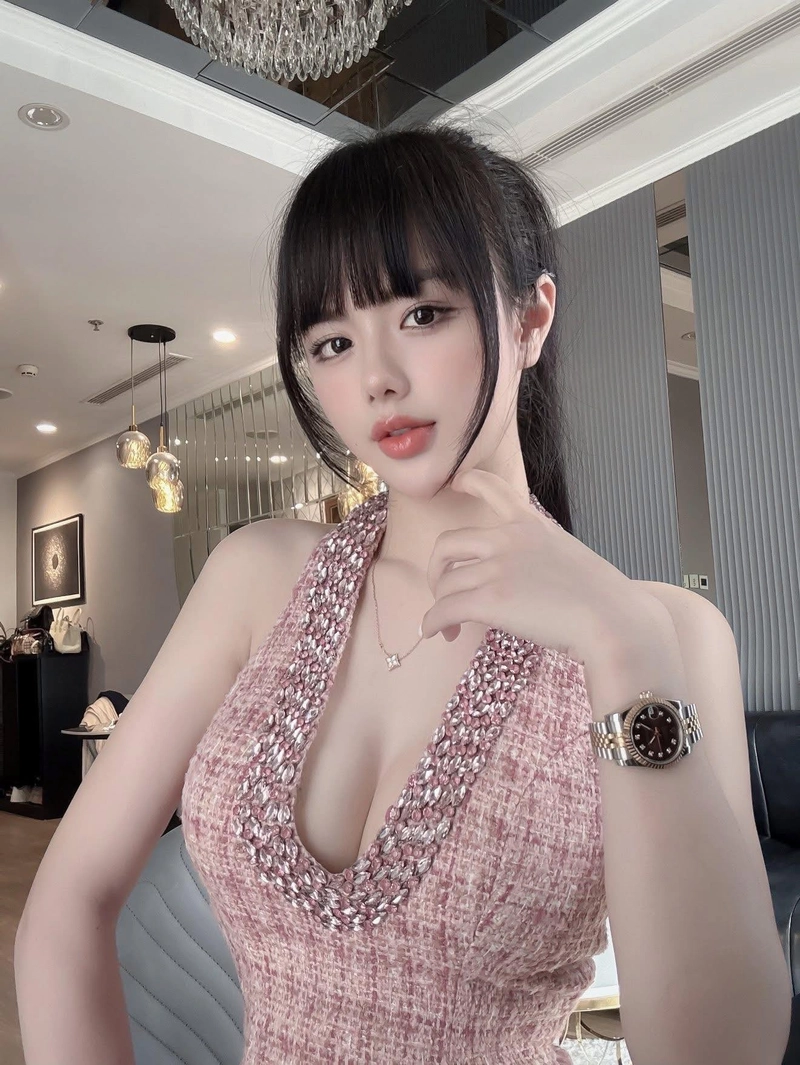 Ảnh cô giáo Hương đồ bơi với diện mạo đầy thiện cảm