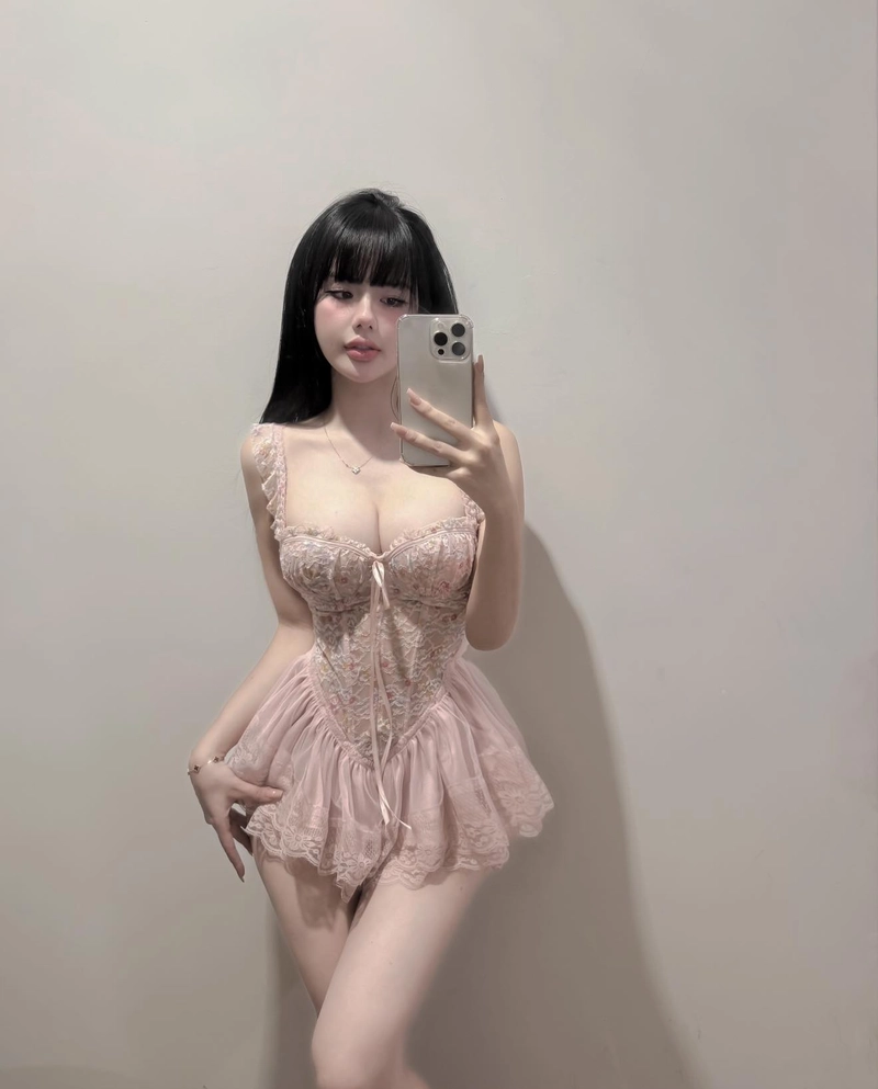 Ảnh cô giáo Hương mặc bikini với nét đẹp thanh thoát