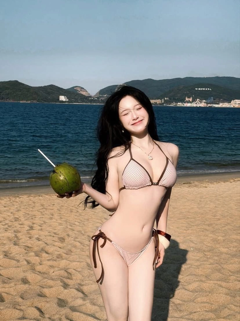 Ảnh gái xinh bikini với phong thái thanh lịch cuốn hút