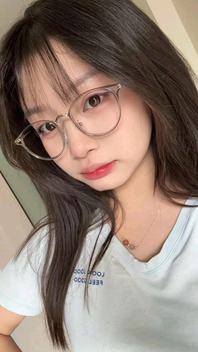 Ảnh gái xinh đeo kính làm avatar với phong cách cá tính
