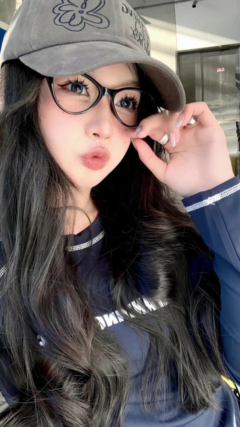 Ảnh gái xinh đeo kính với ánh nhìn dịu dàng nổi bật
