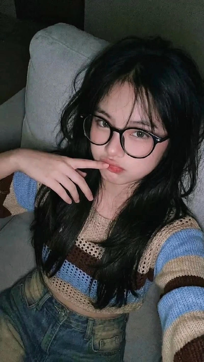 Ảnh gái xinh đeo kính với outfit đơn giản cuốn hút