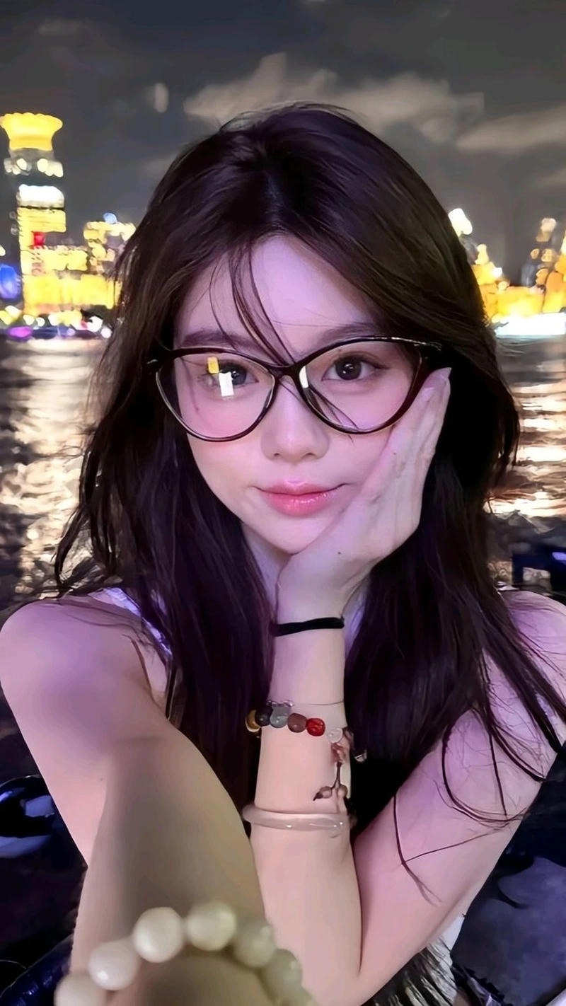 Ảnh gái xinh đeo kính với vibe học đường nhẹ nhàng