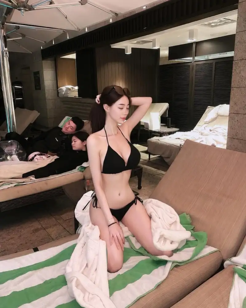 Ảnh gái xinh mặc bikini màu đen tạo dáng bên bãi biển
