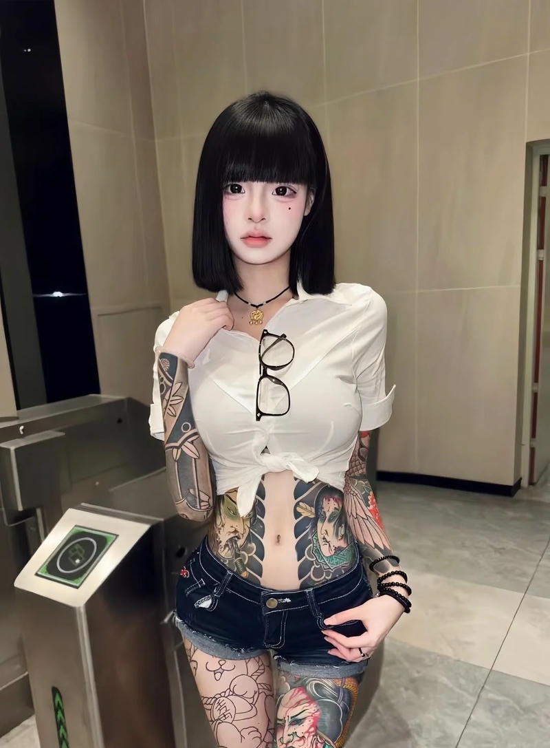 Ảnh gái xinh xăm mình phong thái tự tin cá tính