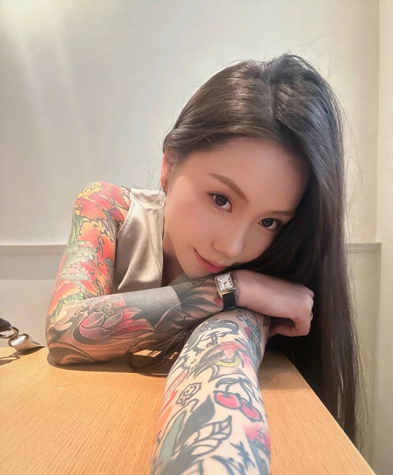 Ảnh gái xinh xăm mình với tattoo nghệ thuật độc đáo