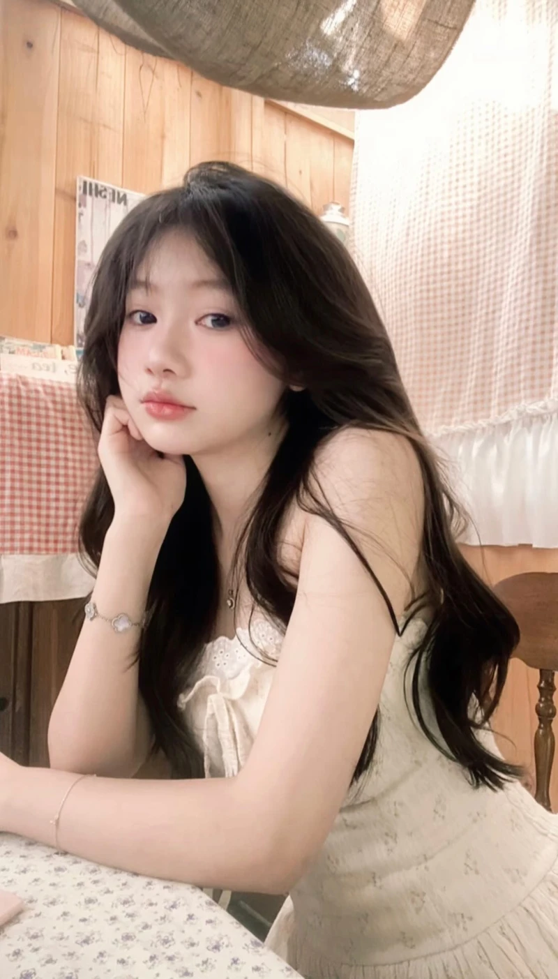 Cô bé 2k3 đáng yêu với má lúm đồng tiền