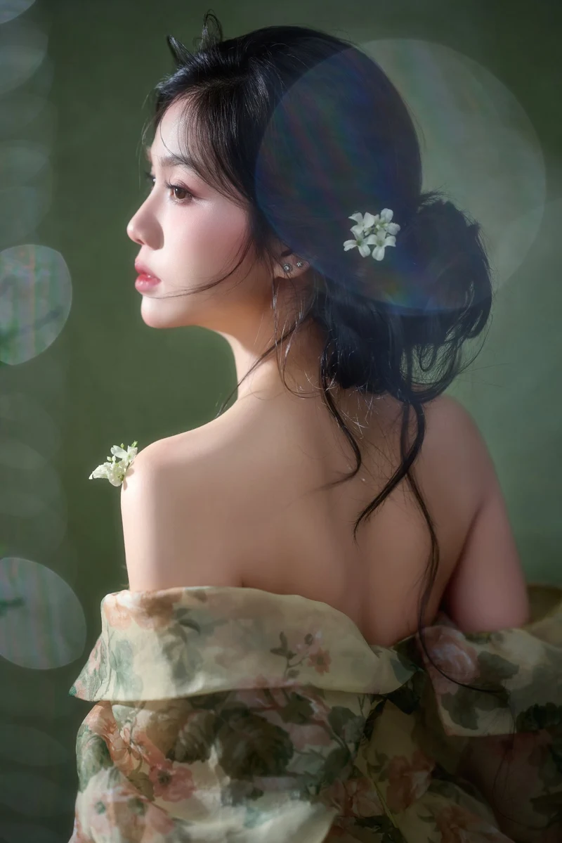 Cô gái 2k hot khoe eo thon và chân dài miên man