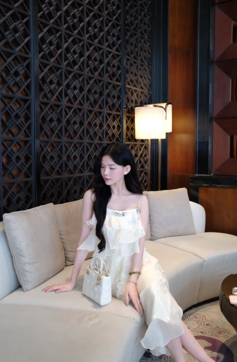 Cô gái 2k hot ngồi kiêu hãnh đầy sức hút