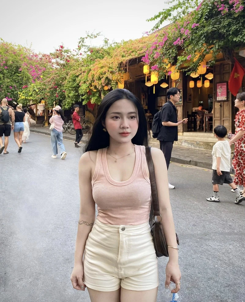 Cô gái 2k quyến rũ khoe dáng mềm mại hấp dẫn