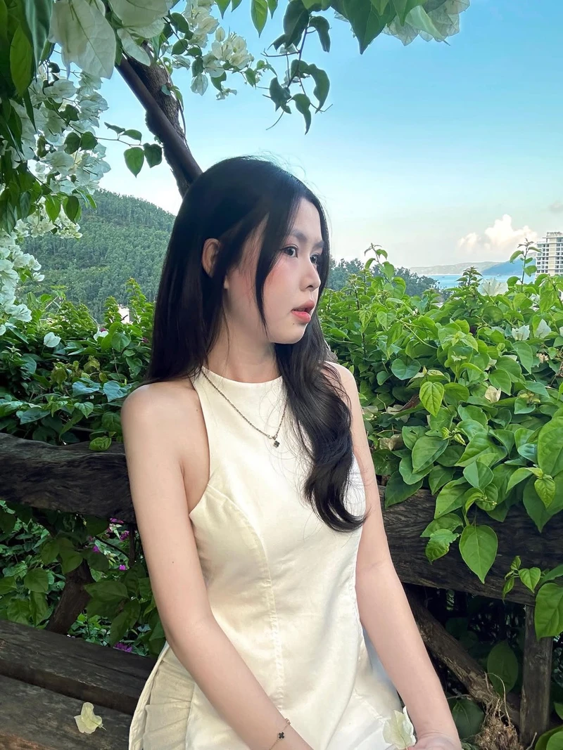 Cô gái sinh năm 2003 nụ cười rạng rỡ ngọt ngào