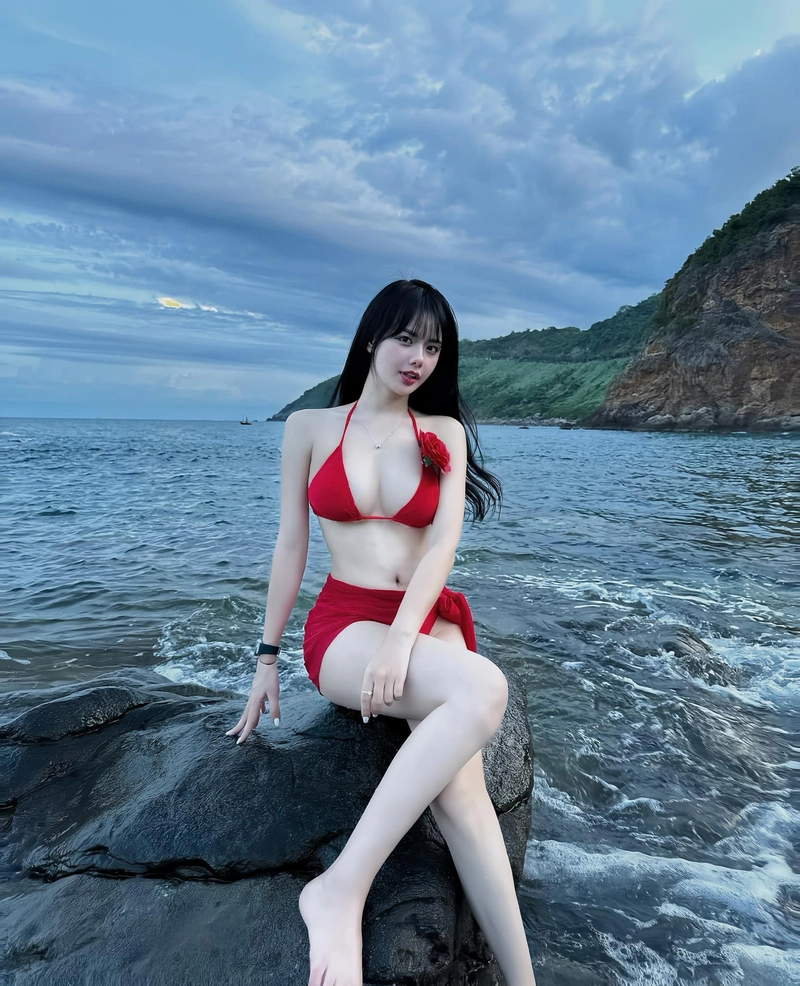 Cô giáo hương bikini mang diện mạo xinh đẹp nổi bật