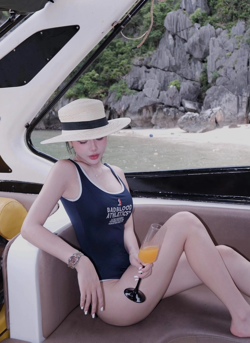 Cô giáo hương bikini thể hiện phong thái nền nã trang nhã