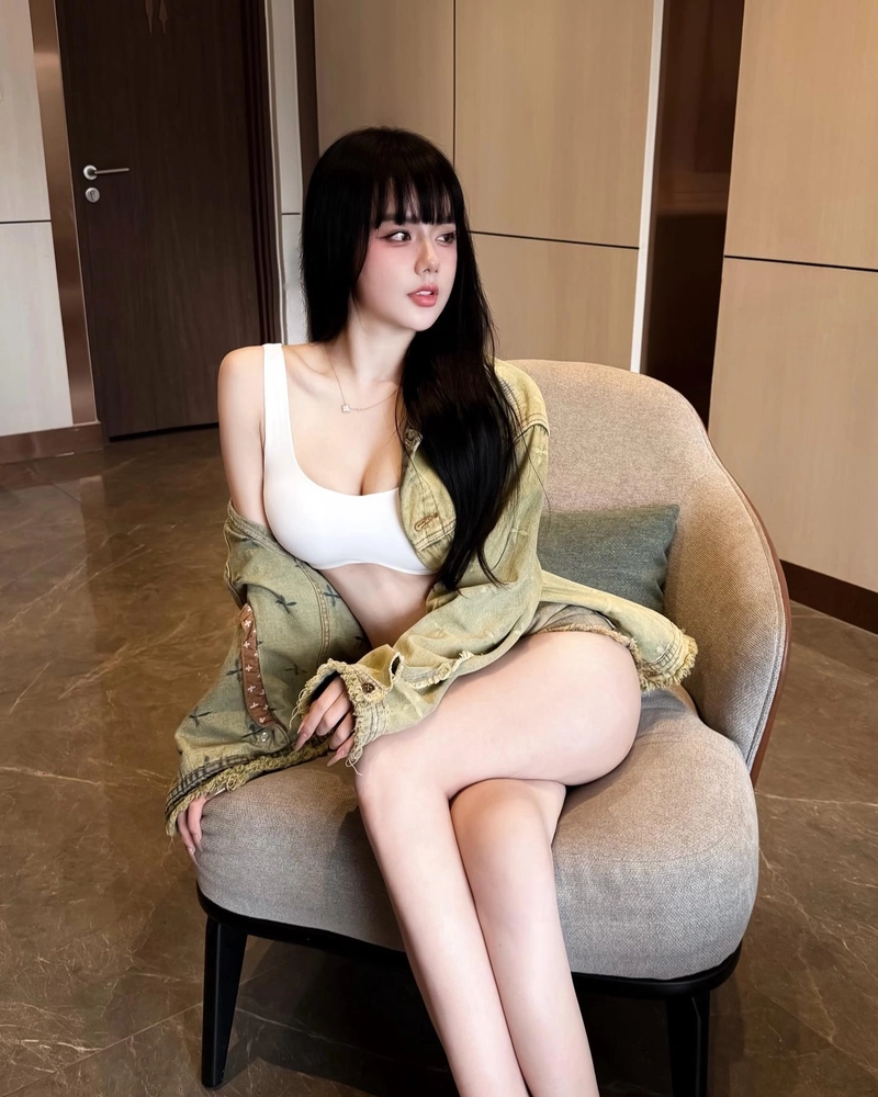 Cô giáo hương bikini với diện mạo sáng ngời đầy thiện cảm