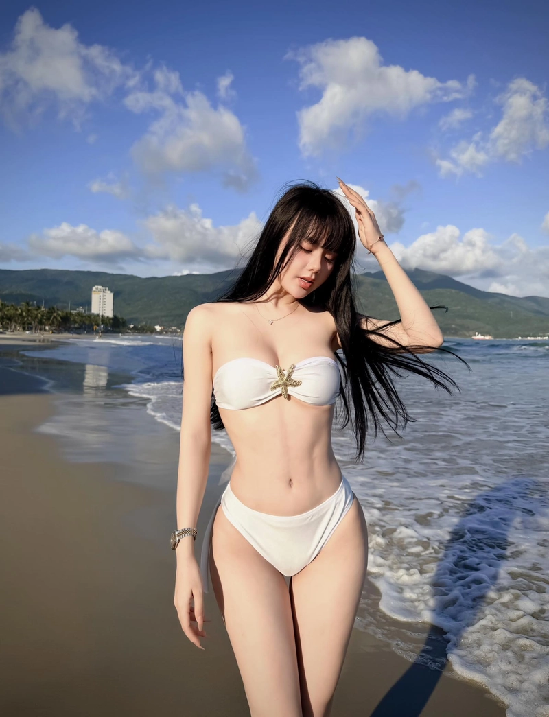 Cô giáo hương bikini với gương mặt khả ái dễ mến