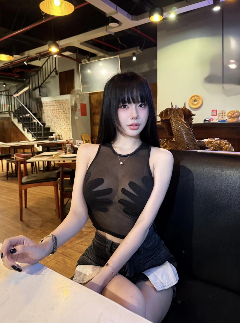 Cô giáo hương bikini với nhan sắc trẻ trung đầy nổi bật