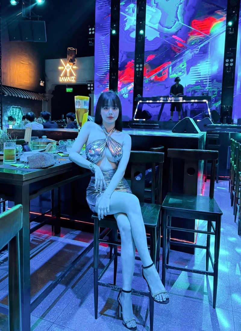 Cô giáo hương bikini với vẻ đẹp hài hòa đầy sức sống