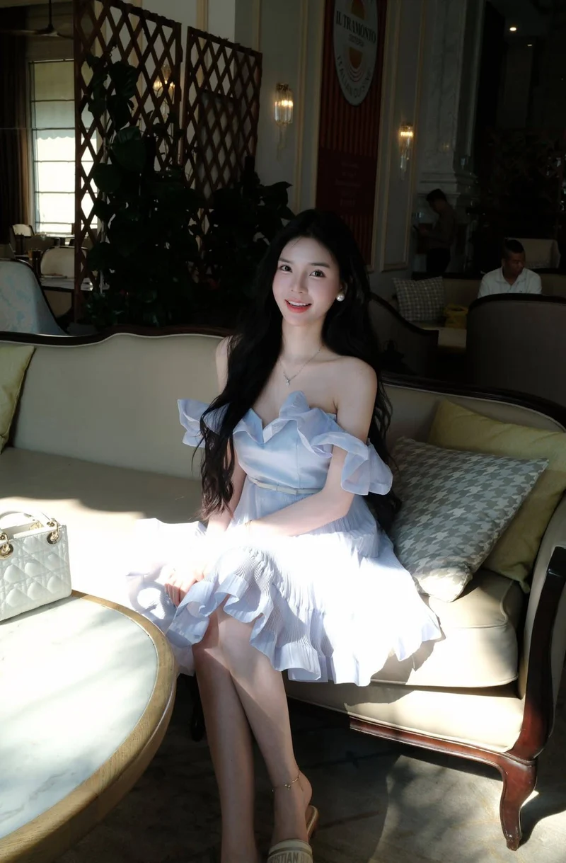 Cô nàng 2k gợi cảm nằm trên giường mê hoặc