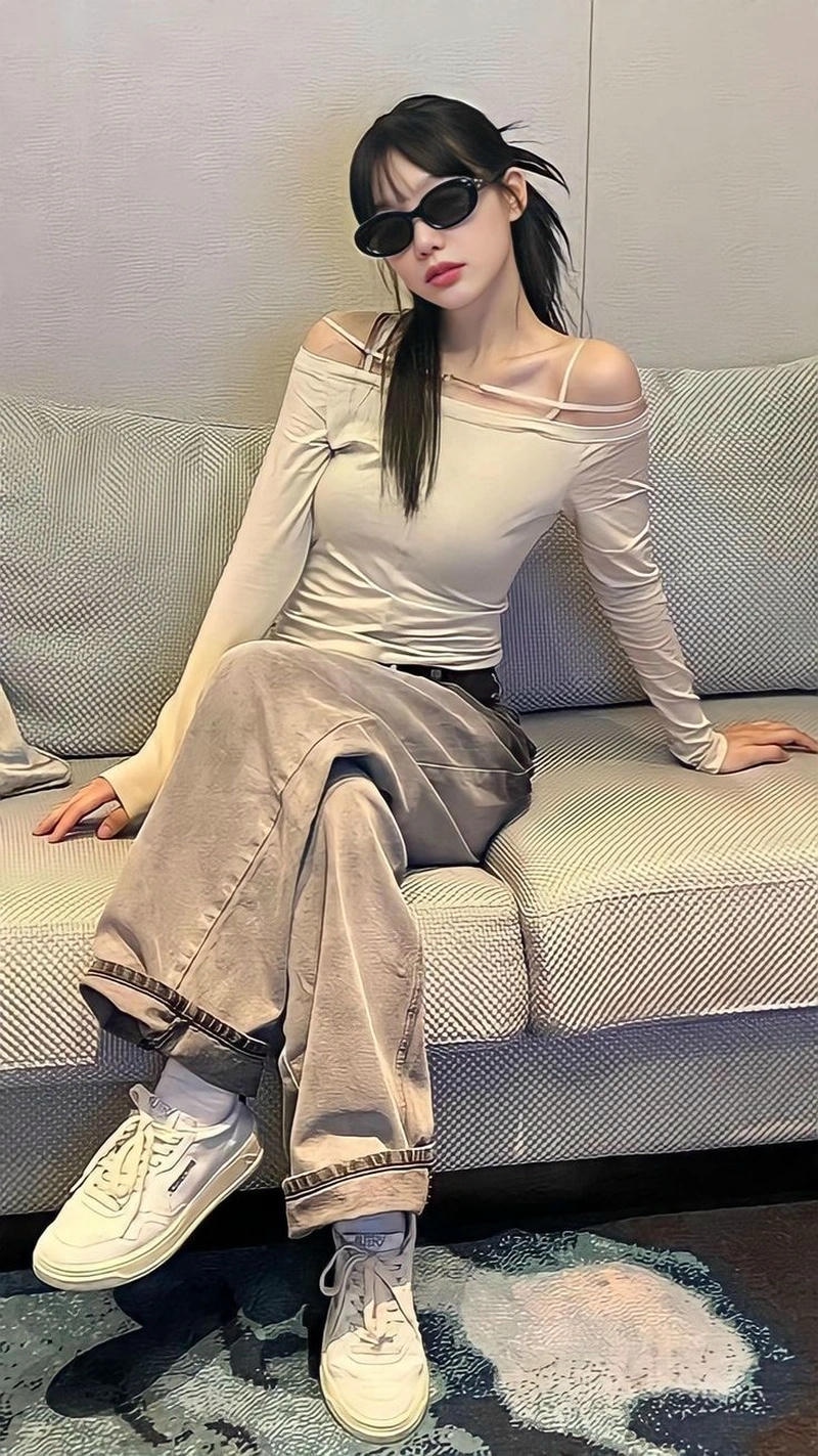Dáng ngồi ánh sáng phong cách của gái xinh kính đen