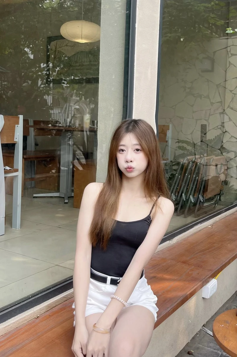 Gái 2k xinh đẹp khoe ngực đầy đặn hoàn hảo