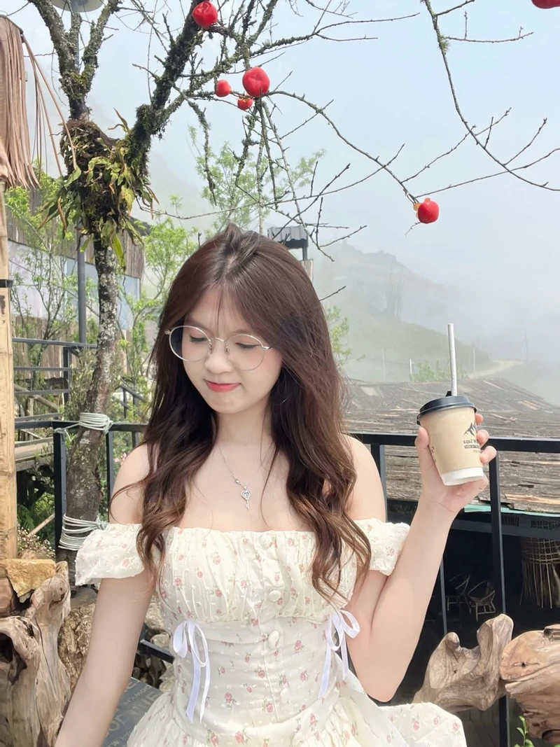 Gái 2k3 dáng cao ráo chân dài hấp dẫn