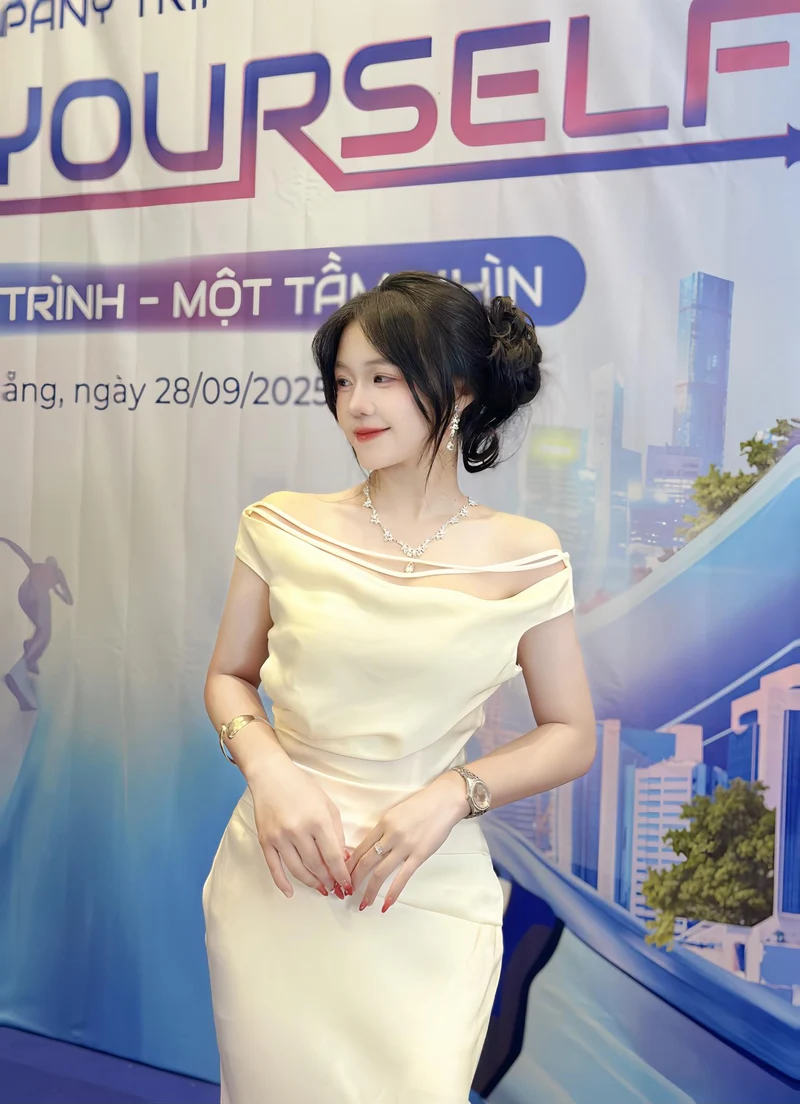 Gái trẻ 2k nóng bỏng nằm nghiêng đầy sức hút