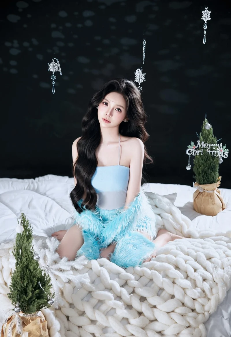Gái xinh 2k hở hang khoe bờ vai trắng ngần