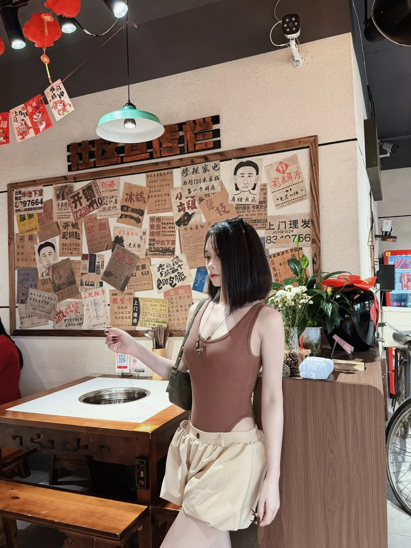 Gái xinh 2k hở hang khoe toàn bộ đường nét quyến rũ