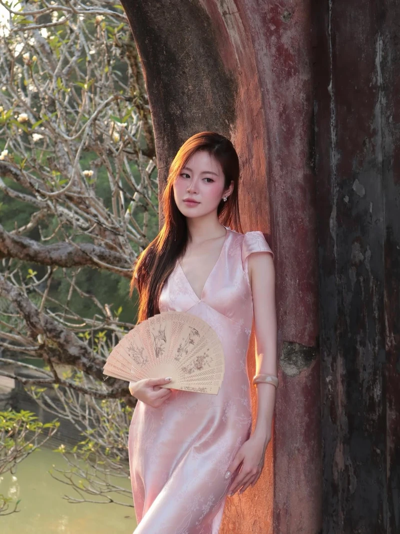 Gái xinh 2k3 mặc áo croptop lộ eo thon