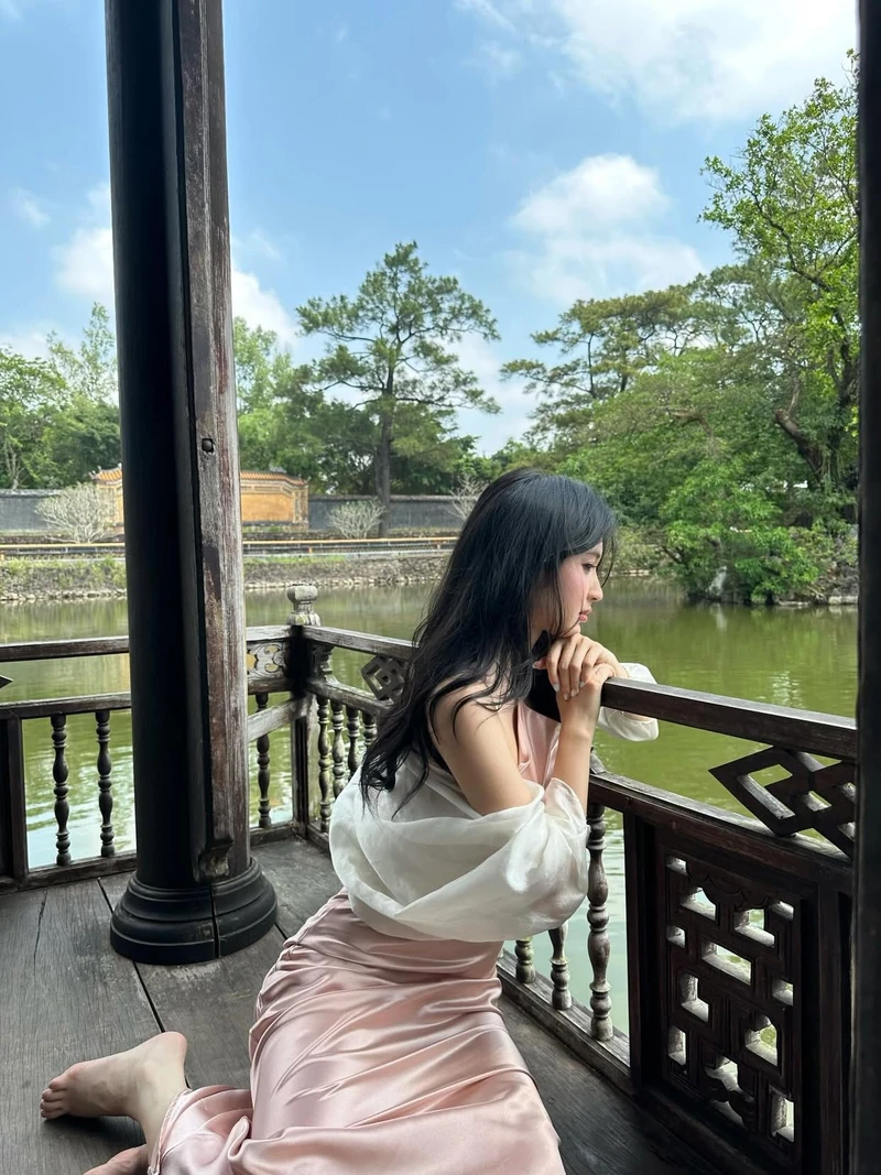 Gái xinh 2k3 phong cách cá tính hiện đại
