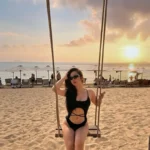 Gái xinh mặc bikini màu đen mang hình ảnh duyên dáng