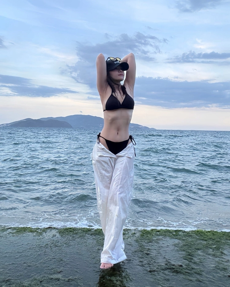 Gái xinh mặc bikini màu đen mang nét đẹp đầy sức sống