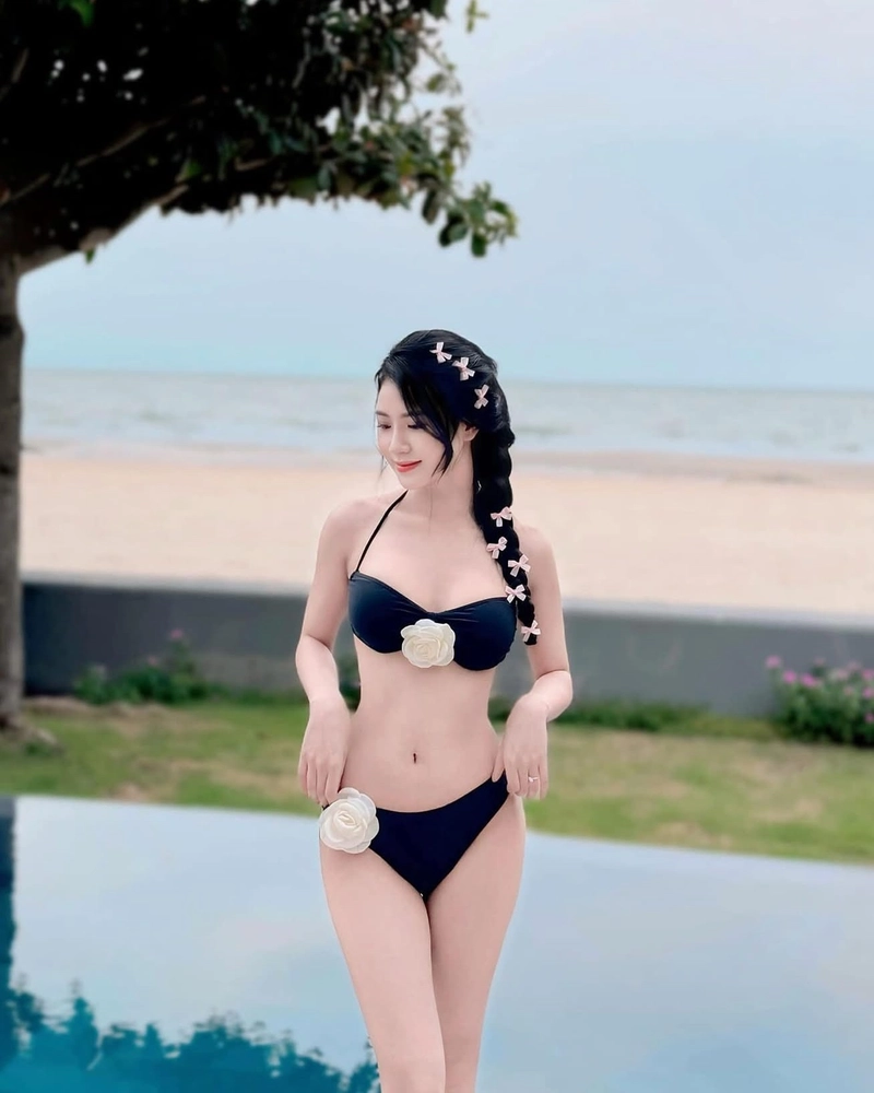 Gái xinh mặc bikini màu đen mang vẻ đẹp dịu dàng
