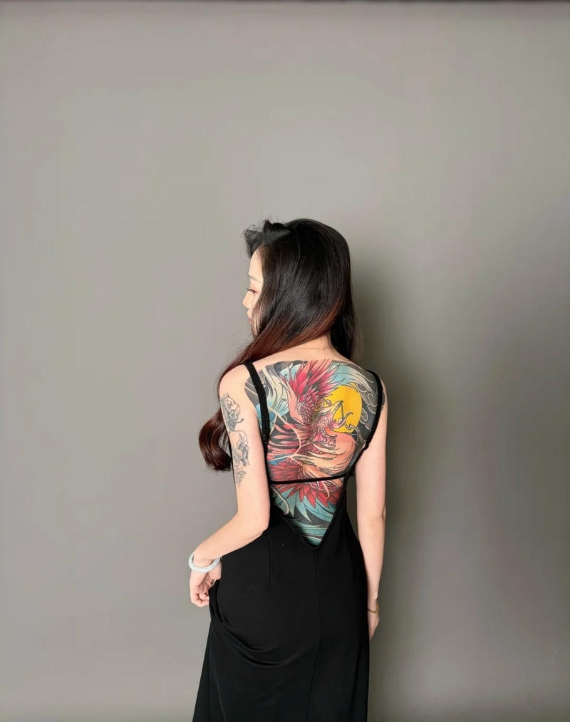 Gái xinh xăm mình selfie ánh nhìn sắc sảo ấn tượng