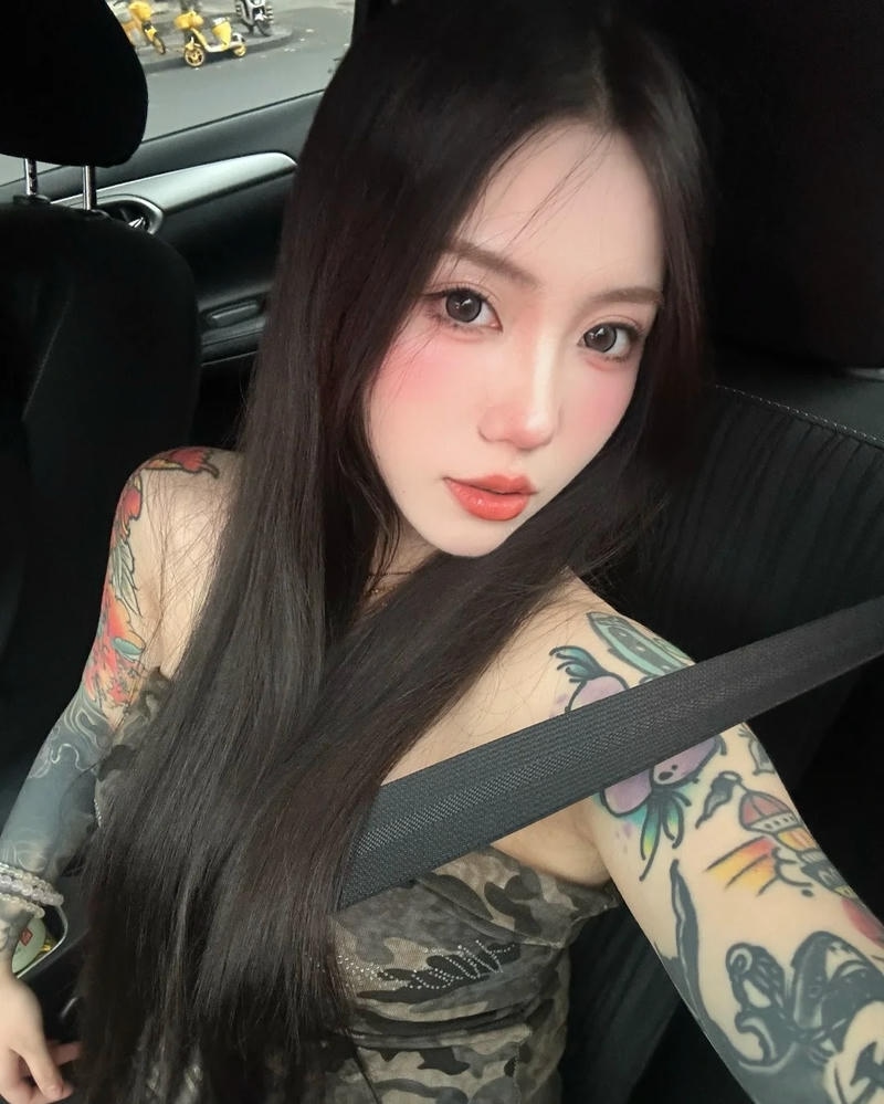 Gái xinh xăm mình selfie góc nghiêng gương mặt cuốn hút