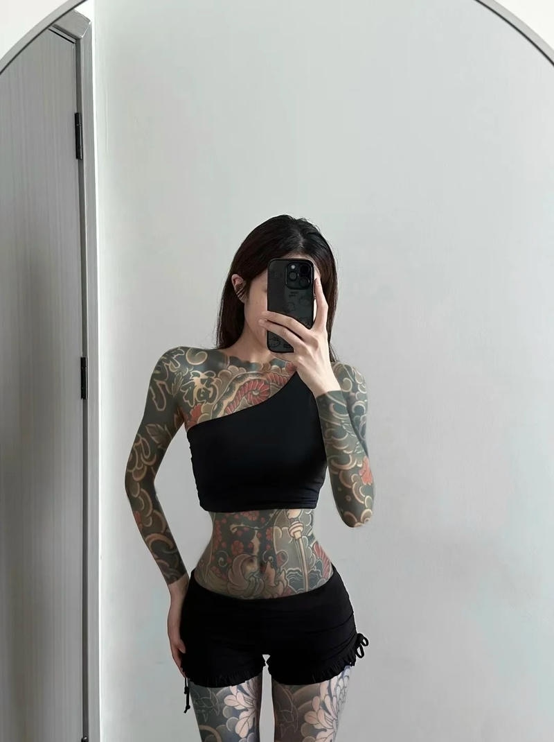 Gái xinh xăm mình tạo dáng trước gương phòng ngủ