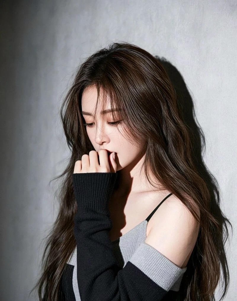 Gương mặt xinh với mái tóc đen dài nổi bật