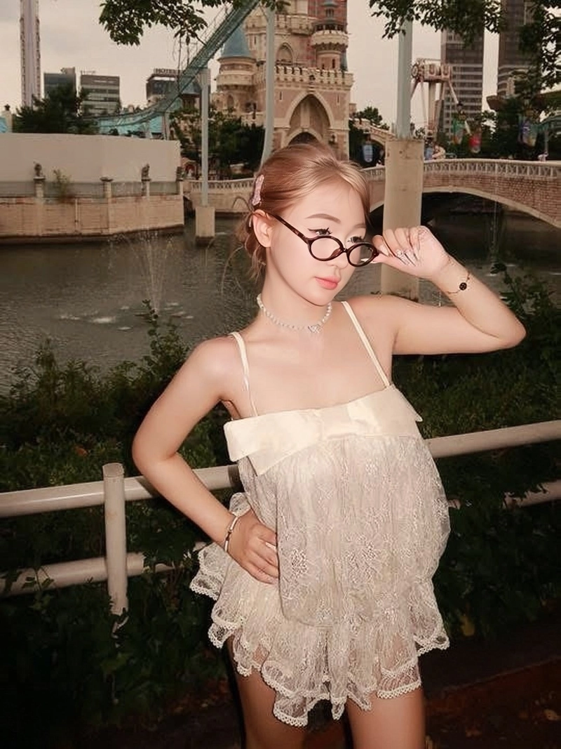 Hình Trần Hà Linh trong bikini mang vẻ trẻ trung